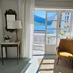 Sentralt I Terrasse Med Fjordutsikt