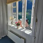 Sentralt I Terrasse Med Fjordutsikt *