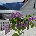 Sentralt I Terrasse Med Fjordutsikt