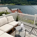 Sentralt I Terrasse Med Fjordutsikt * Sogndal