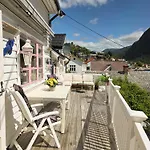 Sentralt I Terrasse Med Fjordutsikt * Sogndal