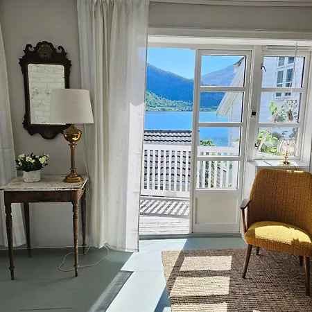 Sentralt I Terrasse Med Fjordutsikt
