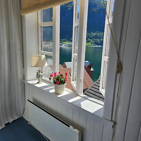 Sentralt I Terrasse Med Fjordutsikt *