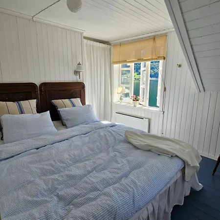 Sentralt I Terrasse Med Fjordutsikt