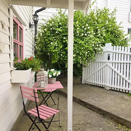 Sentralt I Terrasse Med Fjordutsikt Sogndal