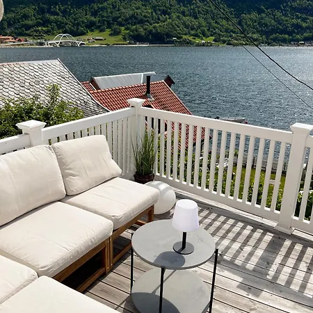 Sentralt I Terrasse Med Fjordutsikt * Sogndal