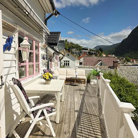 Sentralt I Terrasse Med Fjordutsikt * Sogndal