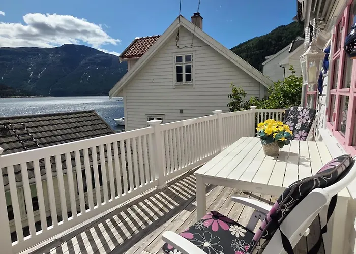 度假居 Sentralt I Terrasse Med Fjordutsikt *