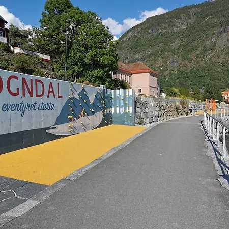 Sentralt I Terrasse Med Fjordutsikt Hébergement de vacances