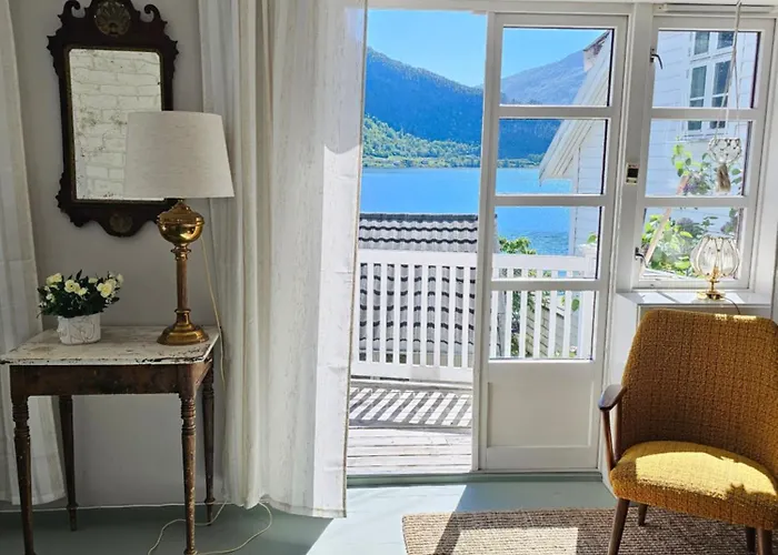 Sentralt I Terrasse Med Fjordutsikt