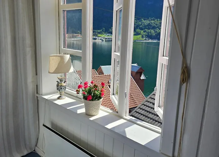 Sentralt I Terrasse Med Fjordutsikt *
