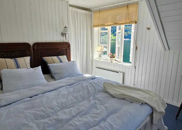 Sentralt I Terrasse Med Fjordutsikt