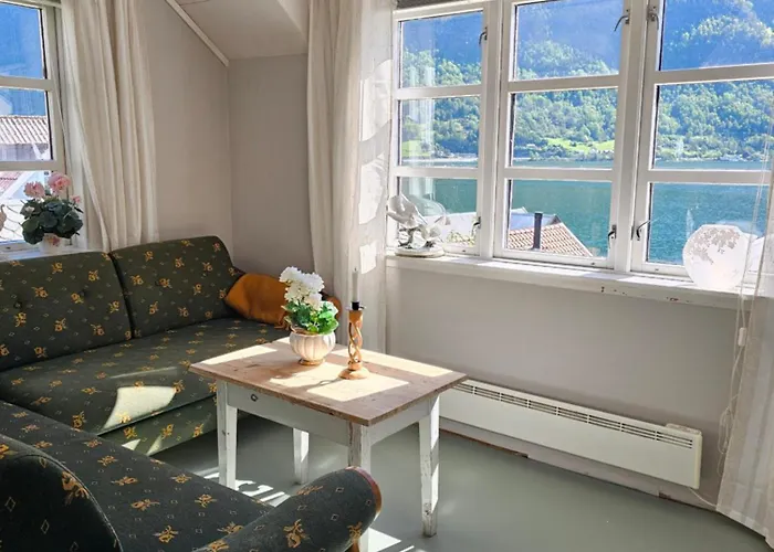 Hébergement de vacances Sentralt I Terrasse Med Fjordutsikt