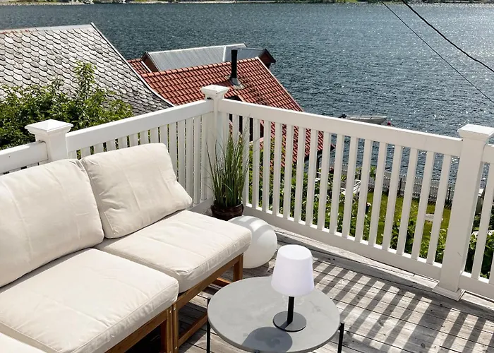 Sentralt I Terrasse Med Fjordutsikt * Sogndal