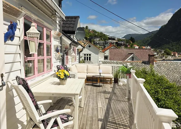 Sentralt I Terrasse Med Fjordutsikt * Sogndal